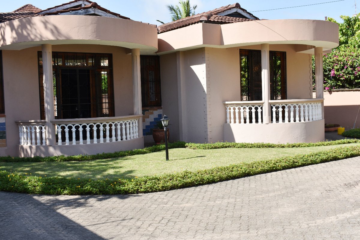 Myspace_Kenya's tweet photo. 4 Bedroom bungalow is up For Sale within a private and quiet neighbourhood in #Kizingo, Mombasa Featuring Spacious indoor and outdoor spaces, detached SQ, Fully-fitted kitchen, Custom cabinetry, Balconies, Kids Play Area, Borehole and Ample parking space
Call:
0722 442 077 https://t.co/gaUODSZ7en
