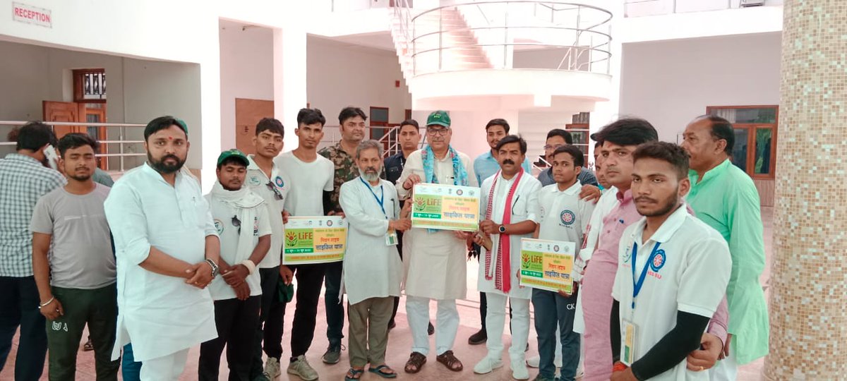bhu_updates's tweet photo. "Mission Life" #CycleRally receives warm welcome on its arrival in Mainpuri. The cycle rally is being taken out by @nssbhu from #BanarasHinduUniversity to New Delhi. 

#BHU @_NSSIndia @YASMinistry @VCofficeBHU https://t.co/0K1Dx4opgb