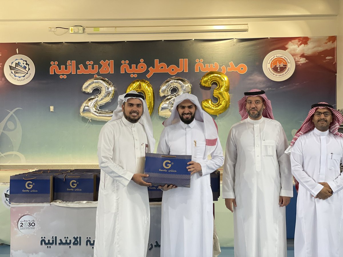 AlMATRAFIAH_sch's tweet photo. #تكريم 💐 || 
في يوم وفاءٍ و عرفان
كرّمت إدارة #المطرفية_الابتدائية
منسوبوها من معلمين وإداريين لجهودهم المميزة في نجاح هذا العام الدراسي ١٤٤٤هـ
وانعكاسه على تميّز أبنائنا تربويًا وعلميًا
أدام الله عطاءكم وتميزكم
 
#تعليم_الهيئة_الملكية_بالجبيل https://t.co/OlPcJmKdwM