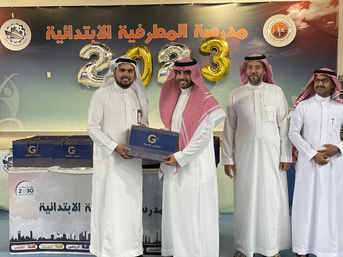 AlMATRAFIAH_sch's tweet photo. #تكريم 💐 || 
في يوم وفاءٍ و عرفان
كرّمت إدارة #المطرفية_الابتدائية
منسوبوها من معلمين وإداريين لجهودهم المميزة في نجاح هذا العام الدراسي ١٤٤٤هـ
وانعكاسه على تميّز أبنائنا تربويًا وعلميًا
أدام الله عطاءكم وتميزكم
 
#تعليم_الهيئة_الملكية_بالجبيل https://t.co/SWXrpc0KCY