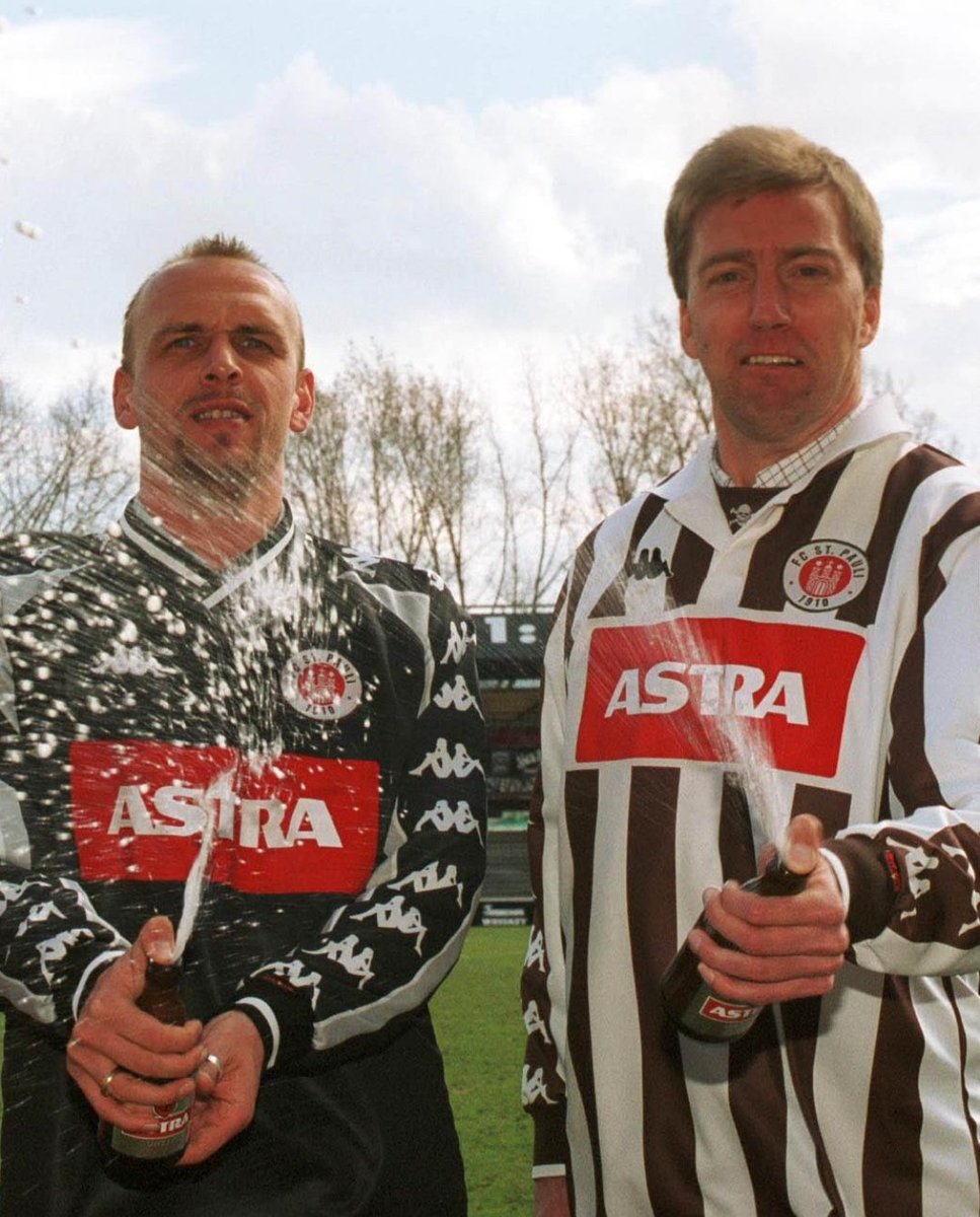 #Tbt Küme çıkmamızla sonuçlanan 2000-01 sezonunun forma tanıtım lansmanı:

Soldaki adam Holger Stanislawski. 2004 yılında emekli olup 11 yıllık Millerntor macerasını bitirdikten sonra teknik ekipte yer alarak kulüpte kaldı. 2009-10 sezonunda bu sefer menajer olarak St.Pauli...