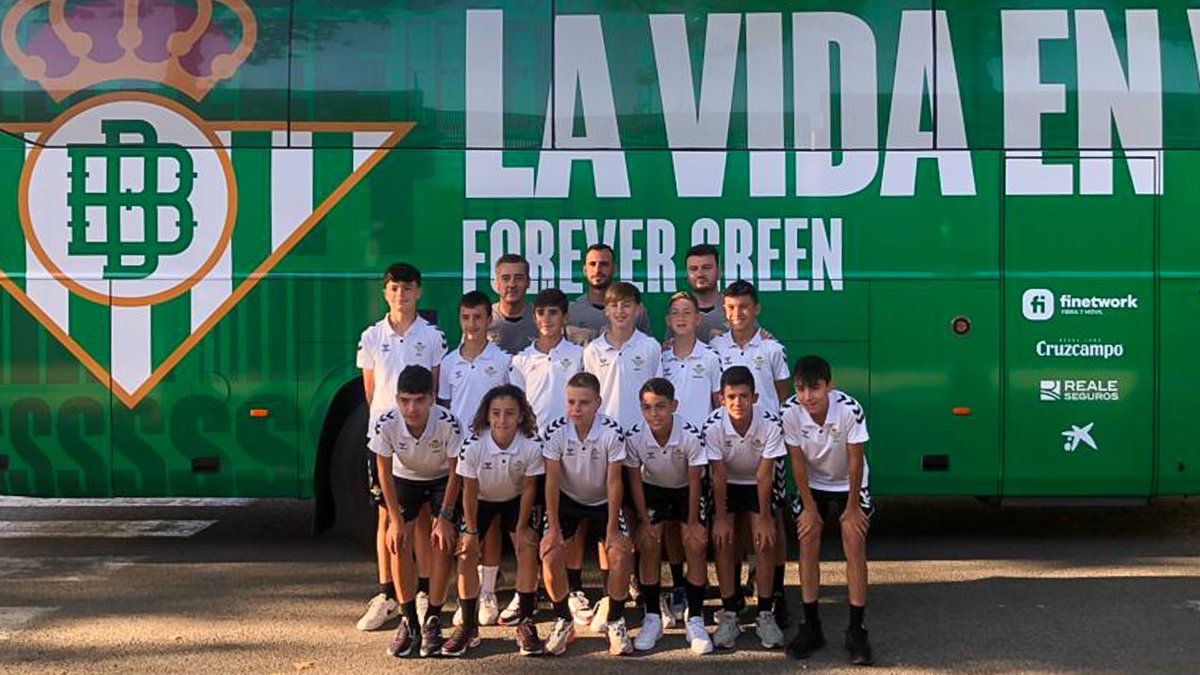 RBetisCantera's tweet photo. El #RBBalevínA pone rumbo a Villarreal para disputar #LaLigaPromises ⚽🚍🔜

¡𝗩𝗮𝗺𝗼𝘀, 𝗰𝗵𝗮𝘃𝗮𝗹𝗲𝘀! 💚😁

➡️ https://t.co/4LKPQD5VVt https://t.co/cQYMOAagCn