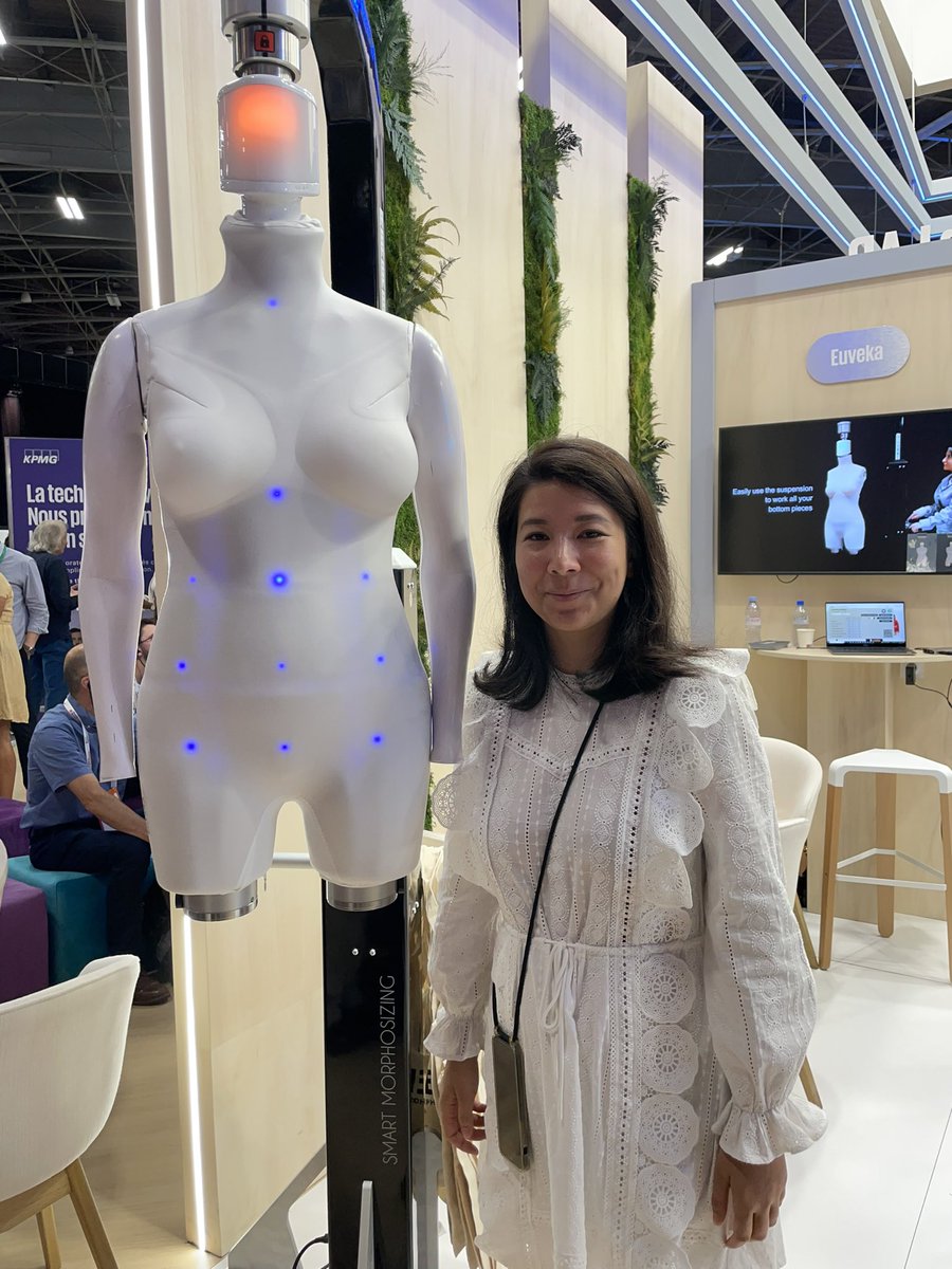 Sur le stand de <a href="/KPMG_France/">KPMG France</a> à #VivaTech, découverte de <a href="/Euveka_/">EUVEKA</a>, une startup qui propose un mannequin-robot évolutif. 
Ce robot est connecté à un logiciel qui intègre les données physiques pour reproduire une infinité de morphologies.
#VivaKPMG #Innovation #Startup #Mode