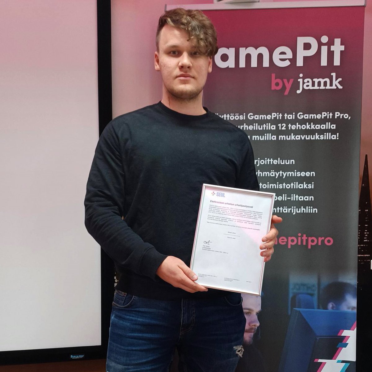 JamkGamePit's tweet photo. Opiskelija-aktiivimme Mikael "MaiKing" Lähde vastaanotti juuri elektronisen urheilun urheilijastipendin @SEULry toimesta. Olemme ylpeitä, GGWP! 🔥👊🏻
@JAMK_fi #esportsfi #jamkgamepit #gaming https://t.co/3oks2gKrZt