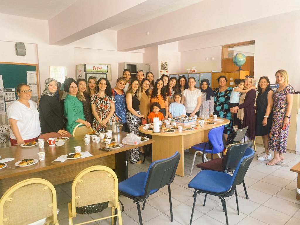 Savucafatmasuat's tweet photo. Tayini çıkan arkadaşlarımıza güzel başlangıçlar diledik.Organizasyonda emeği geçen başta okul müdürümüz olmak üzere herkese teşekkür ederz.
@tcmeb
@SokeKaymakam 
@Aydin_MEM
@seyfullah0966
@sokemem 
@yapiciserafetin
@cengizaydin36
@BahattinTr1
@xxxAkay1
@BurcuByktorul2 https://t.co/HBioudRnZB