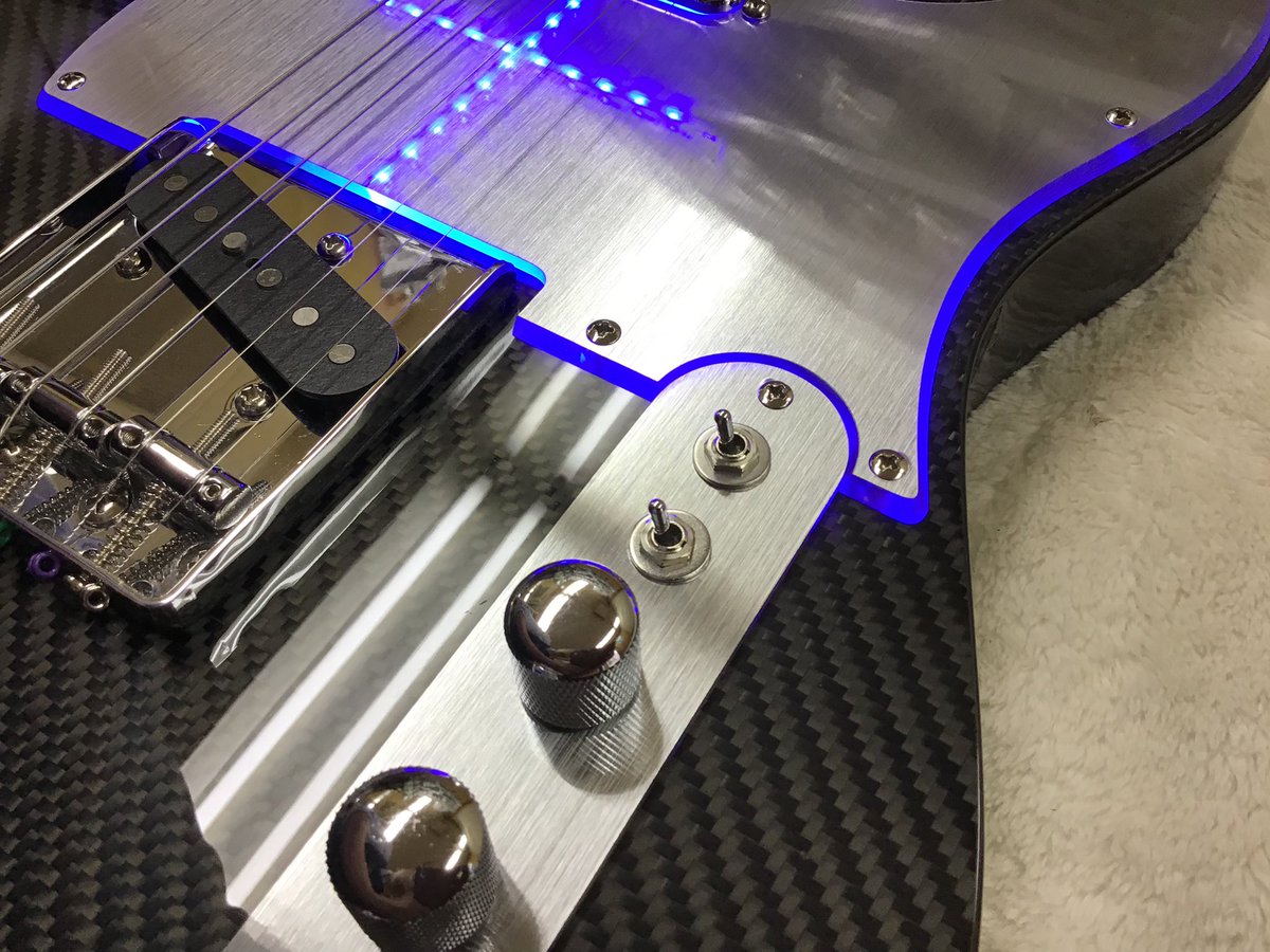 GenGuitarStudio's tweet photo. #TestModel1  CFRP素材をギターに活用する研究はここから始まりました。2018年の事です。

CFRPトップのボディと、アルミ調透過型フィルムを使用したLEDピックガードを搭載。「カー��ン×シルバー」のイメージは、既に今回の企画の #CFaRP コンセプトギター1号機に近いものがあります。 https://t.co/5YUq7TPp3l