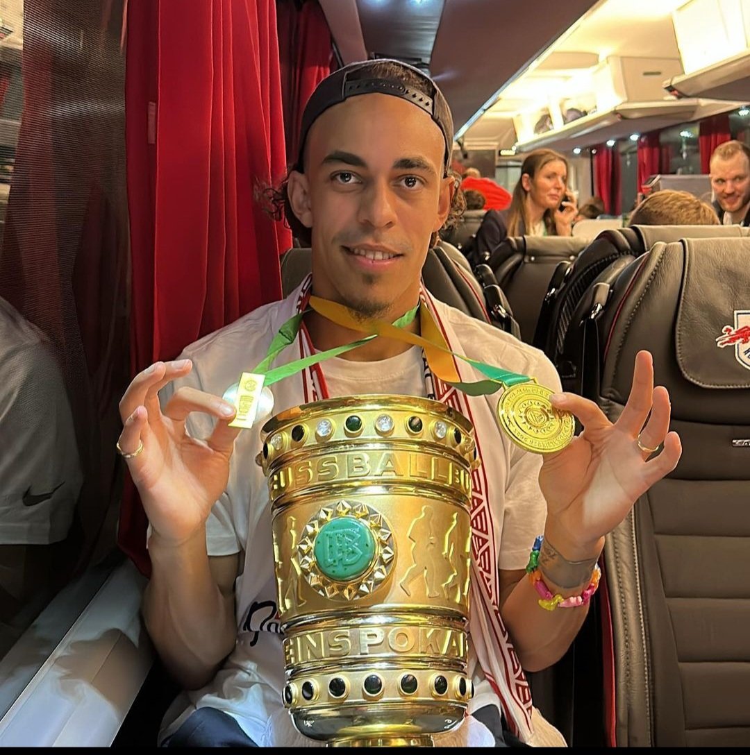 Ein Spieler der mit uns von ganz unten bis nach ganz oben gegangen ist. Von Halle bis nach Berlin zum Pokalfinale. Ein Spieler der stets bodenständig war &amp; mit seinen Leistungen überzeugt hat. Einer der immer Zeit für die Fans hat egal wie alt oder groß. Happy Birthday Yussi🔥🥳