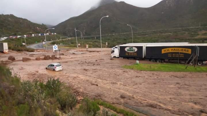 _ArriveAlive's tweet photo. Huguenot Tunnel and Du Toitskloof Pass closed for trucks https://t.co/9vN1YMO14D
#ArriveAlive #RouteUpdates @WesternCapeGov @Dotransport @TruckAndFreight https://t.co/X3HZJ3V6fn