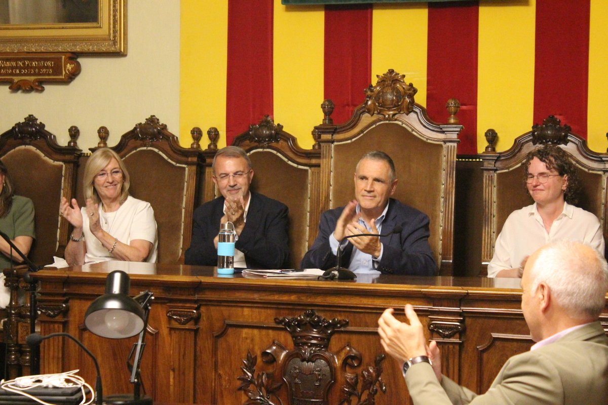L’alcalde <a href="/pereregull/">Pere Regull</a>  posa fi a 20 anys a l' <a href="/VilafrancaAj/">Ajuntament de Vilafranca del Penedès</a>  en un emotiu ple de comiat.

➡️ tuit.cat/anq6x