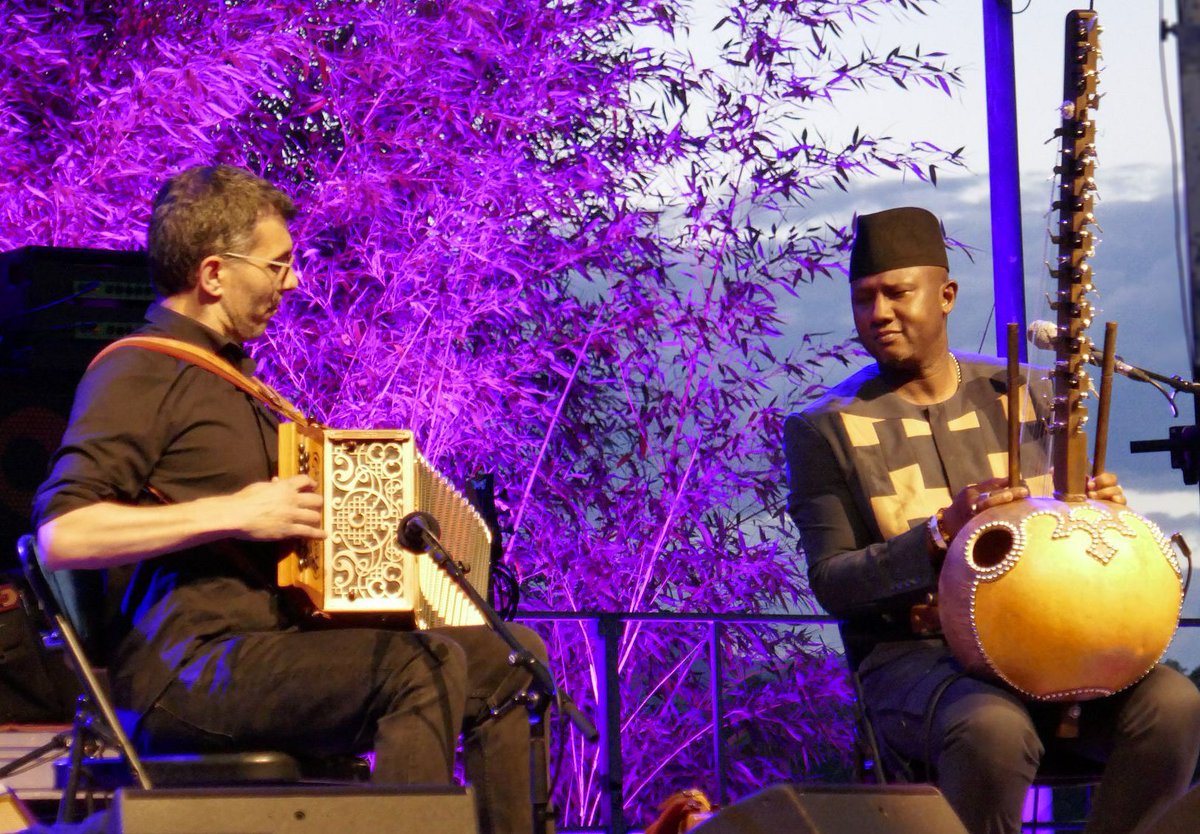 Festival de jazz en Pic Saint-Loup. Le dialogue intime d’Ablaye Cissoko et Cyrille Brotto, la kora et l’accordéon, le chant du griot raconte les rencontres et les traversées difficiles. SIXUN qui percute et galope en fusion jazz-rock afro-caribébéen.
📹📷facebook.com/MoncPlayTime
