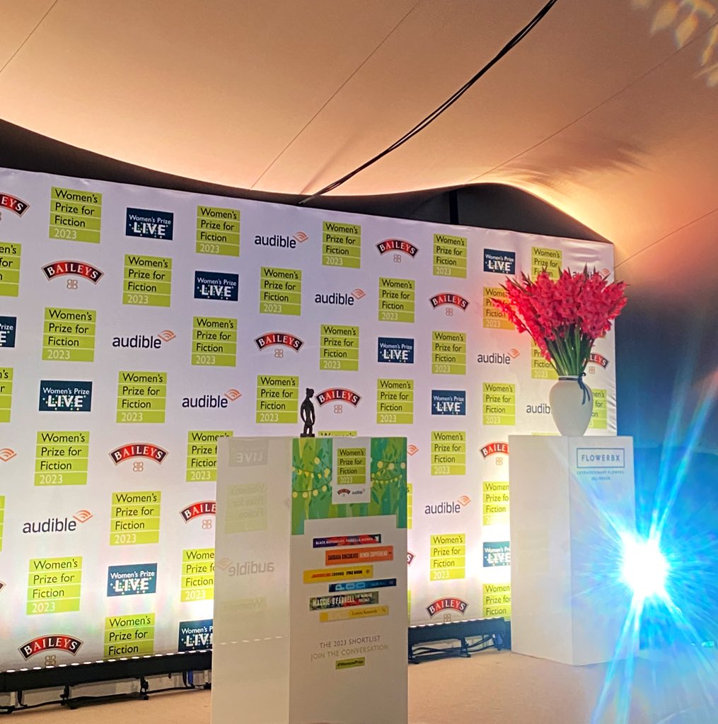 bookmarkthewall's tweet image. A magical evening celebrating the winner of @WomensPrize 2023 last night 🥳 If you have not read #DemonCopperhead you’re in for a treat as it is a truly special book with an extraordinary and unforgettable voice. Huge huge congrats to #barbarakingsolver - a well deserved winner!