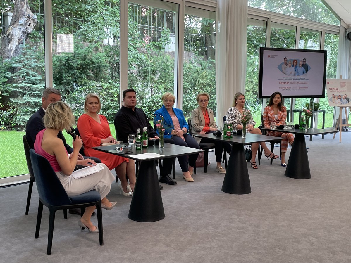 CowZdrowiu's tweet photo. Rozpoczyna się konferencja prasowa inaugurująca 4. edycję kampanii "Porozmawiajmy szczerze o otyłości"
Według prof. Pawła Bogdańskiego, prezesa Polskiego Towarzystwa Leczenia Otyłości, aż 85 proc. Polaków postrzega otyłość, jako defekt kosmetyczny. https://t.co/EznzLginui