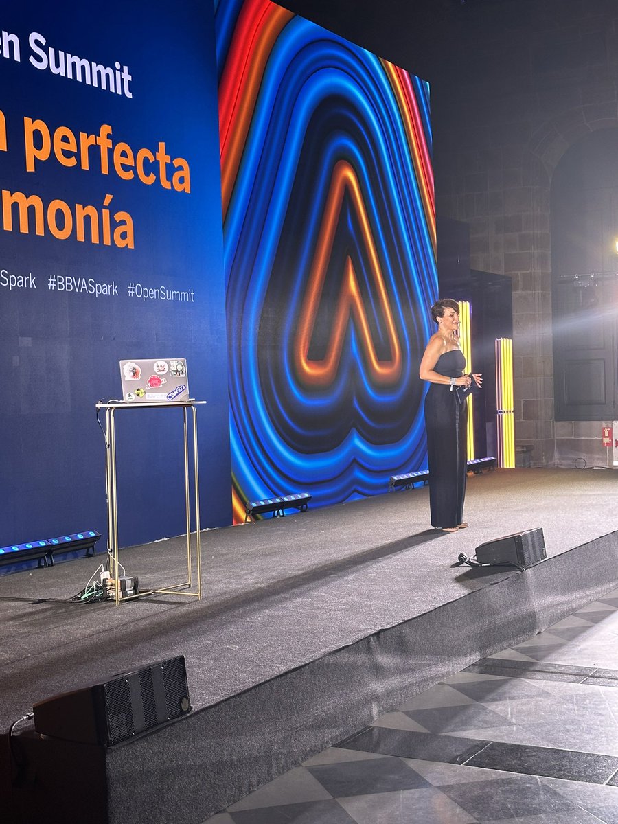 No podíamos tener mejor maestra de ceremonias que <a href="/susanalluna/">Susana Lluna</a>, periodista y consultora de estrategia digital.

#OpenSummit