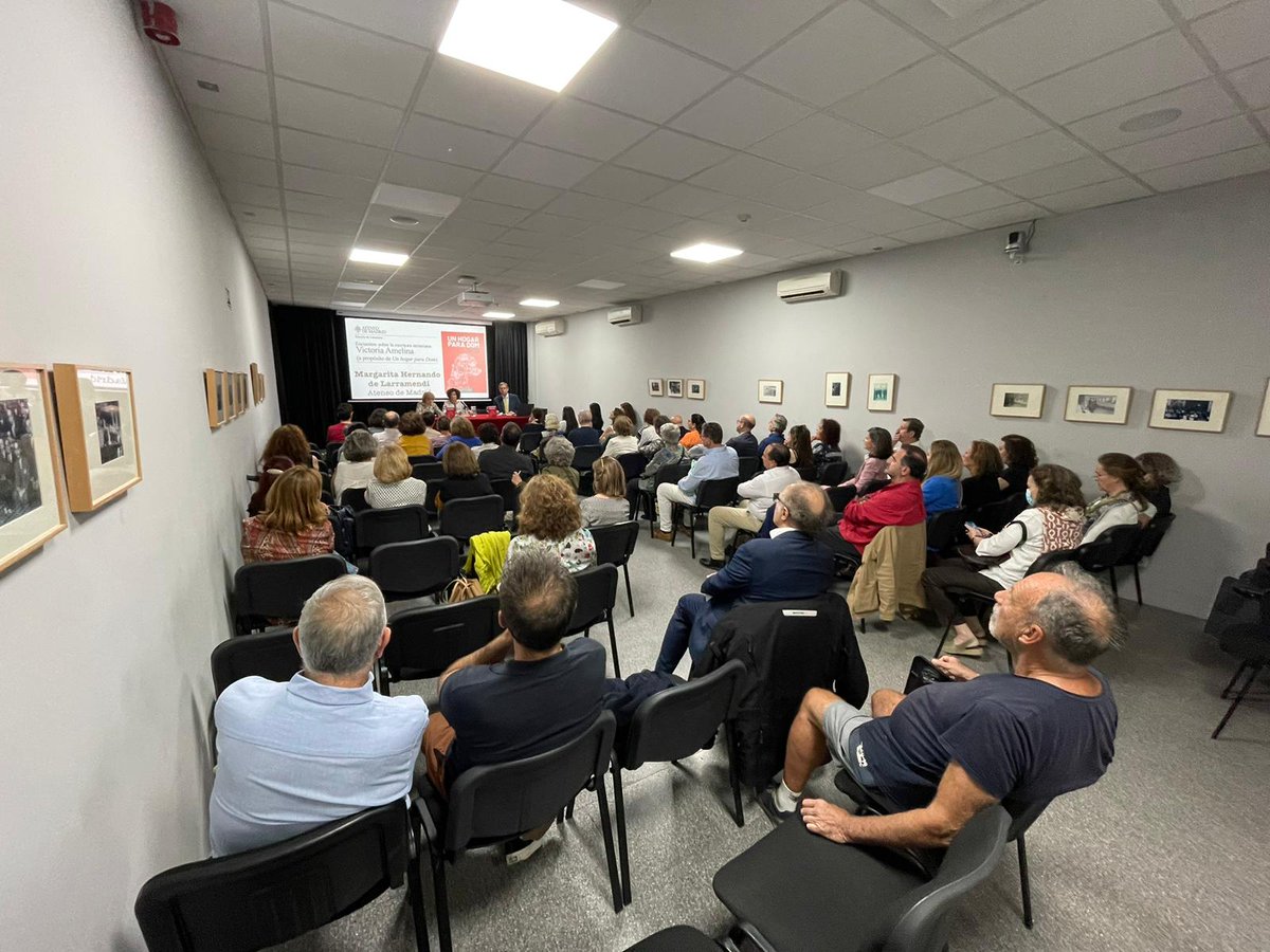 AvizorEdiciones's tweet photo. Gran éxito en la presentación de nuestra novela “Un hogar para Dom”, de Victoria Amelina (@vamelina), en el Ateneo. (puedes comprarlo en: https://t.co/Cxqa6ctRa3)
#ateneodemadrid #avizorediciones #FLMadrid23 #ucrania #ukraine #ukrainianliterature #unhogarparadom #victoriaamelina https://t.co/9jh0VJYsqJ