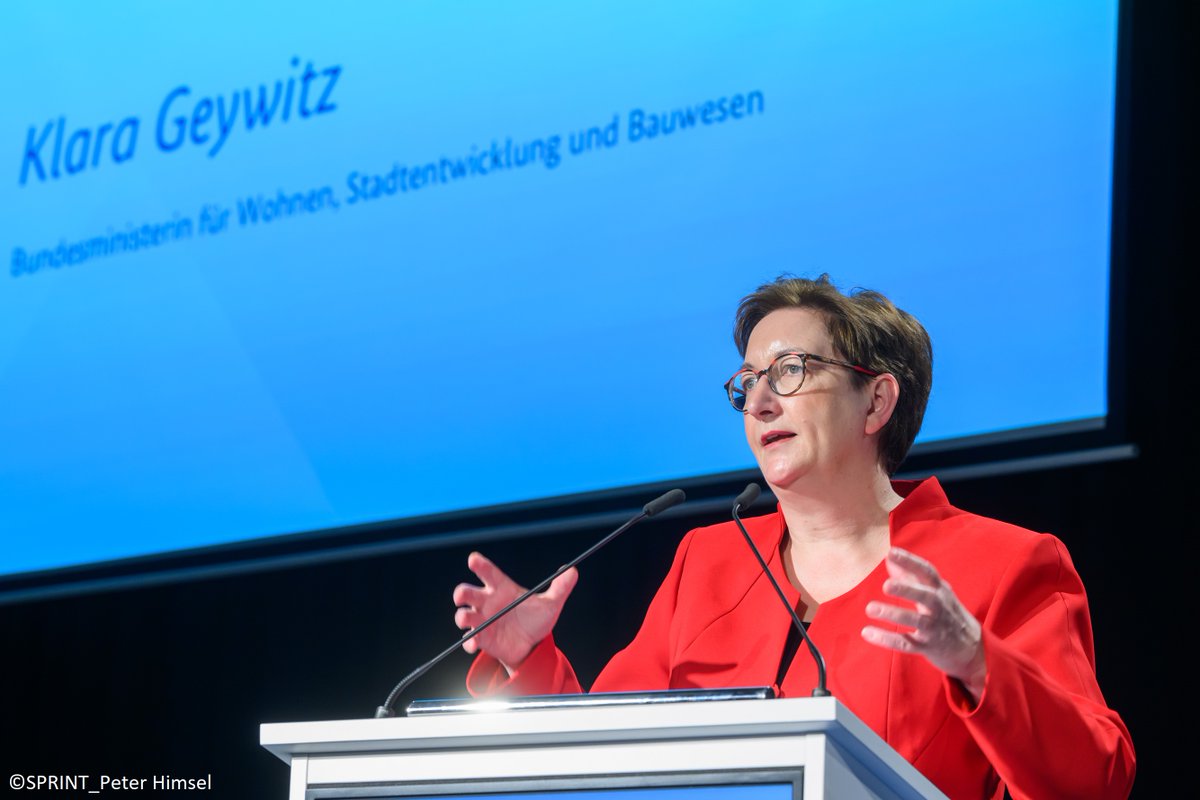 BMWSB_Bund's tweet photo. Bei der Eröffnung des #TagderRegionen betonte Bundesbauministerin @klara_geywitz die regionale Vielfalt unseres Landes als Herausforderung und Chance zugleich. Der Bund will die #Regionen darin bestärken und unterstützen, sich gleichwertig, nachhaltig und resilient zu entwickeln. https://t.co/MHa5ETP4Uo