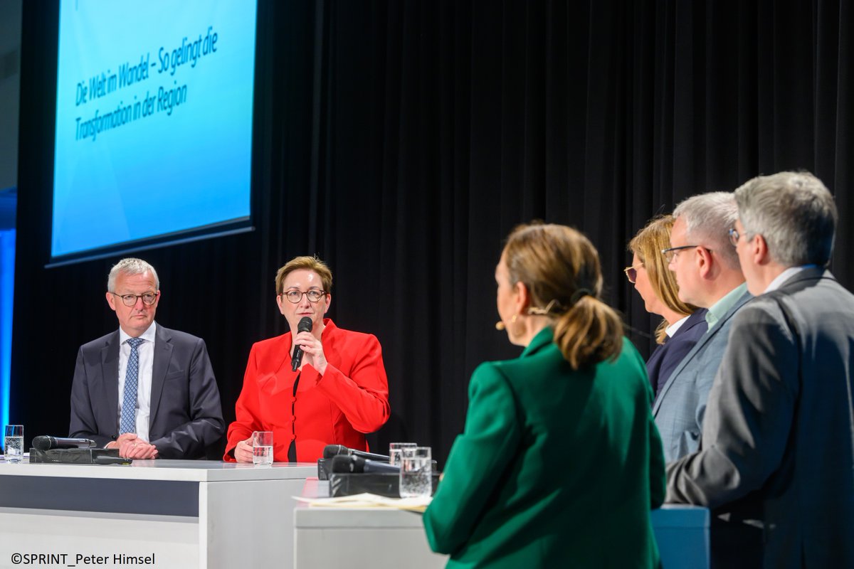 BMWSB_Bund's tweet photo. Bei der Eröffnung des #TagderRegionen betonte Bundesbauministerin @klara_geywitz die regionale Vielfalt unseres Landes als Herausforderung und Chance zugleich. Der Bund will die #Regionen darin bestärken und unterstützen, sich gleichwertig, nachhaltig und resilient zu entwickeln. https://t.co/MHa5ETP4Uo