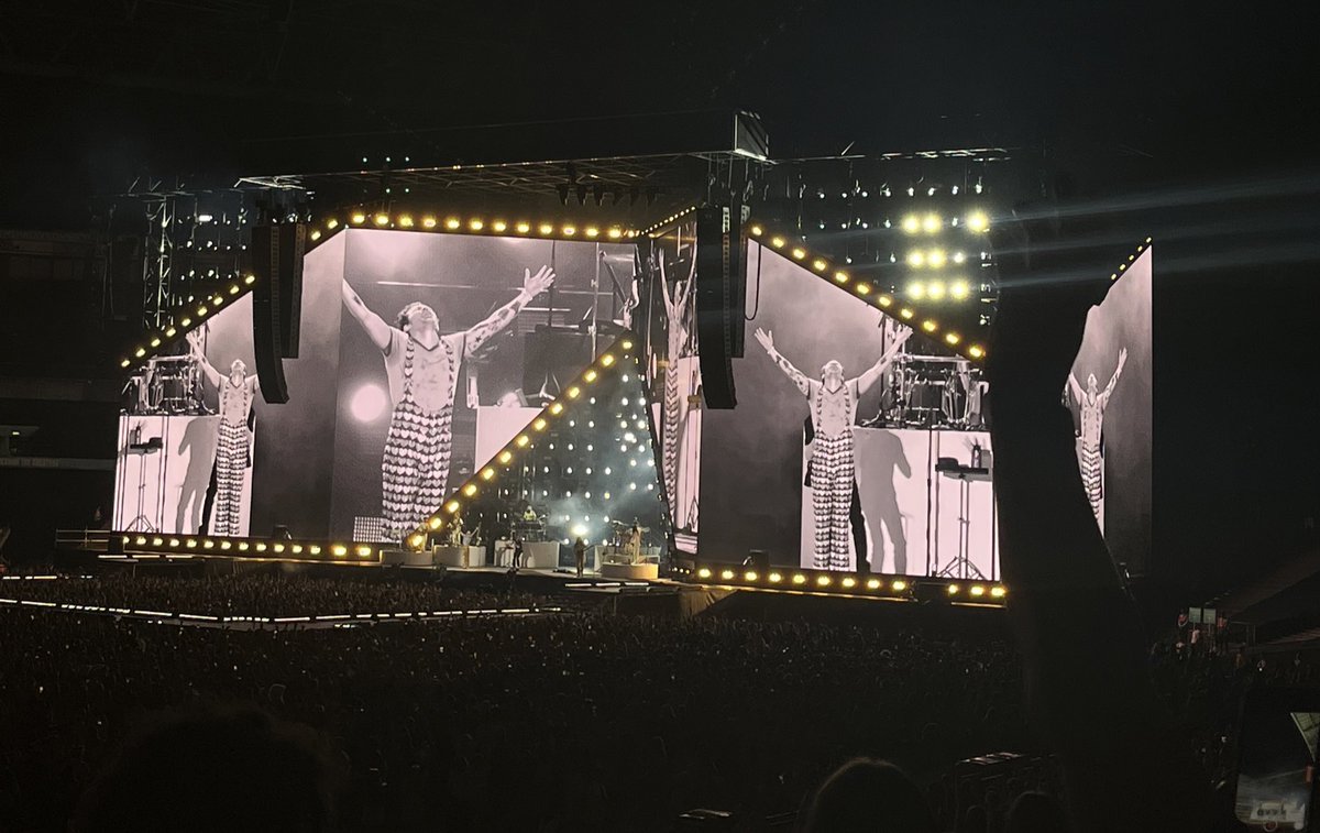 ZoeForder's tweet photo. And it was the best night ever😭 https://t.co/9yssI6yZ7Q