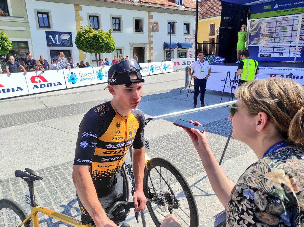duledoz's tweet photo. Eden bolj zabavnih dogodkov ob kratkih intervjujih na startu. 

Ko se je @derailleurkate pogovarjala z Natanom Gregorčičem, mu je spustila guma. Sprednja, zgoraj, brez  premika ali dotika samo pfffff ...

"Bolje zdaj, kot na startu." 
#fightforgreen https://t.co/k7c2UzJ4sh