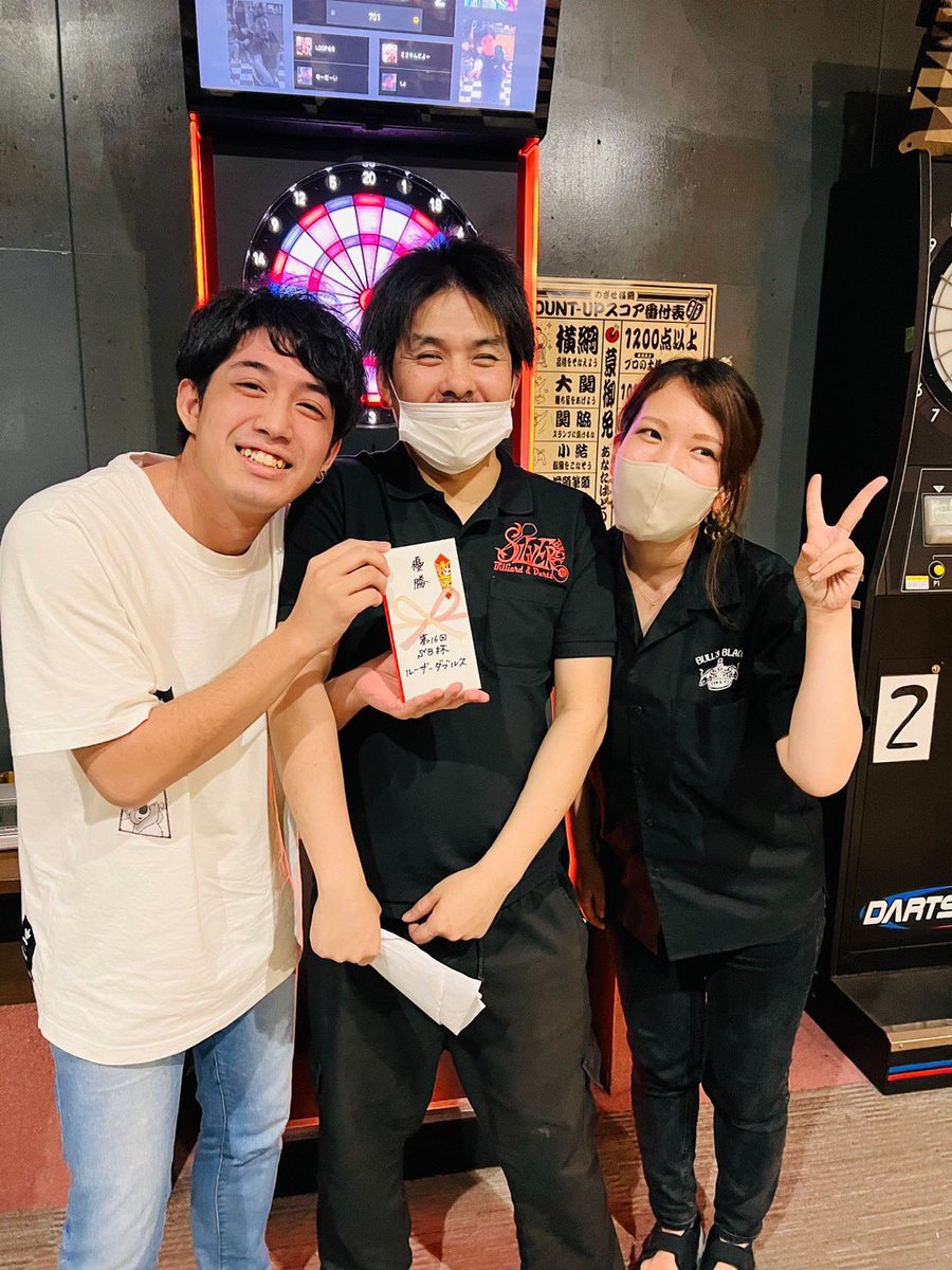 SbBanken's tweet photo. SILVERBACK OPEN
18:00〜3:00

木曜日は終日投放題☺️

SB杯
ルーザーダブルス表彰��頭をクリームパンの手で殴られるところ https://t.co/5F5p61CRFw