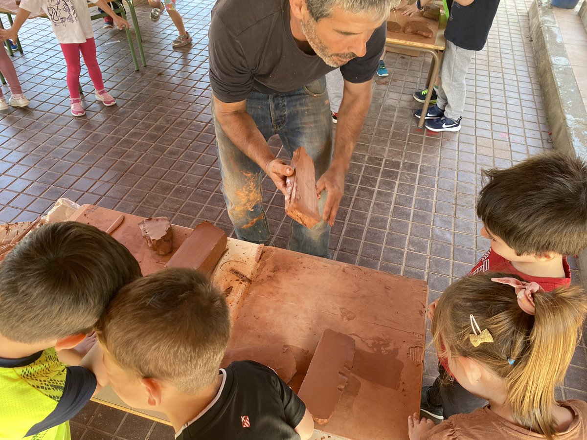 ceipcampocharro's tweet photo. Hoy con Jaime Cámara descubrimos el arte de trabajar con barro #alfarería en la #semanaartísticacharra #somoscampocharro #creandopiña https://t.co/x8IrNI9XoW