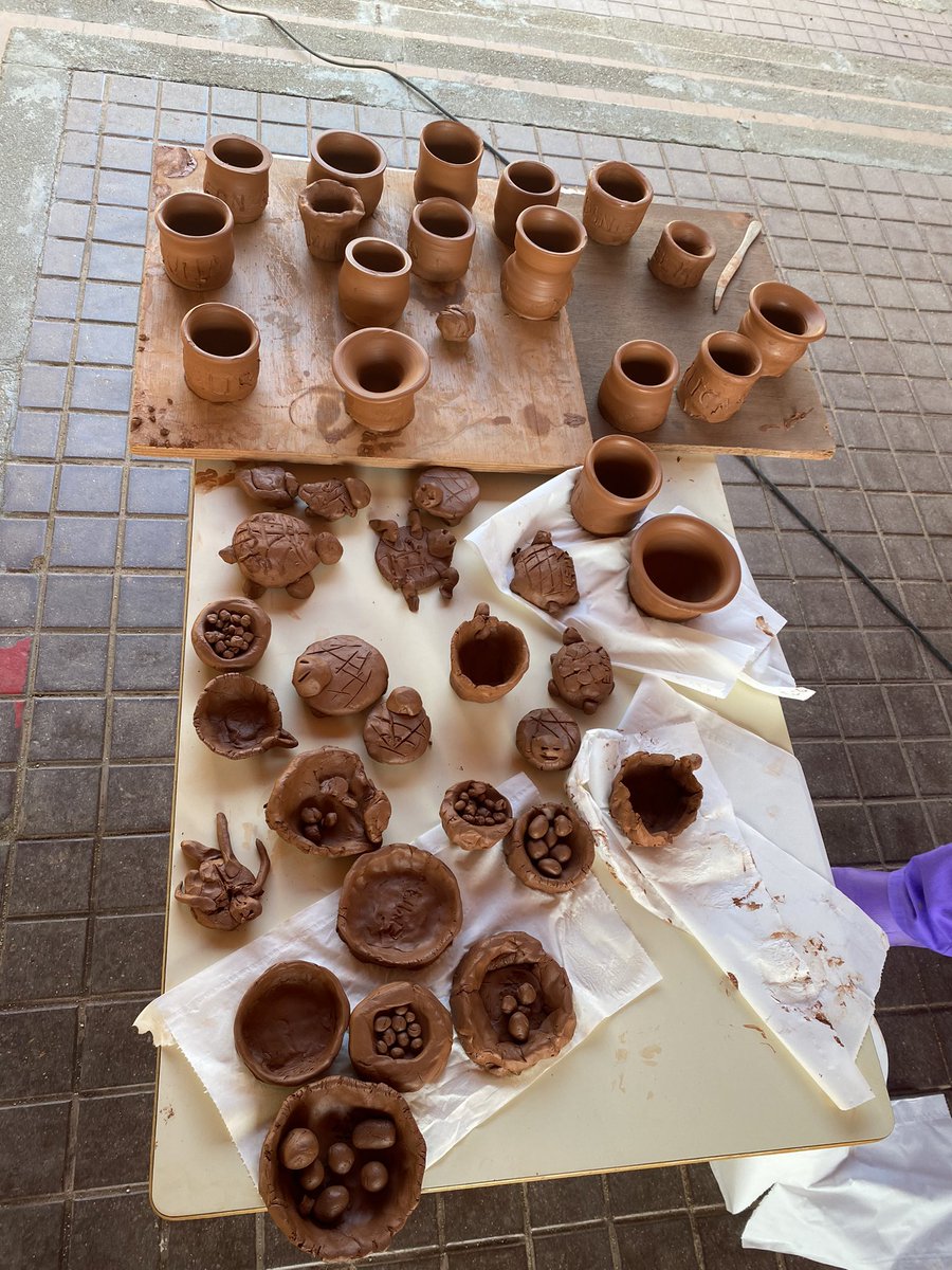 ceipcampocharro's tweet photo. Hoy con Jaime Cámara descubrimos el arte de trabajar con barro #alfarería en la #semanaartísticacharra #somoscampocharro #creandopiña https://t.co/x8IrNI9XoW