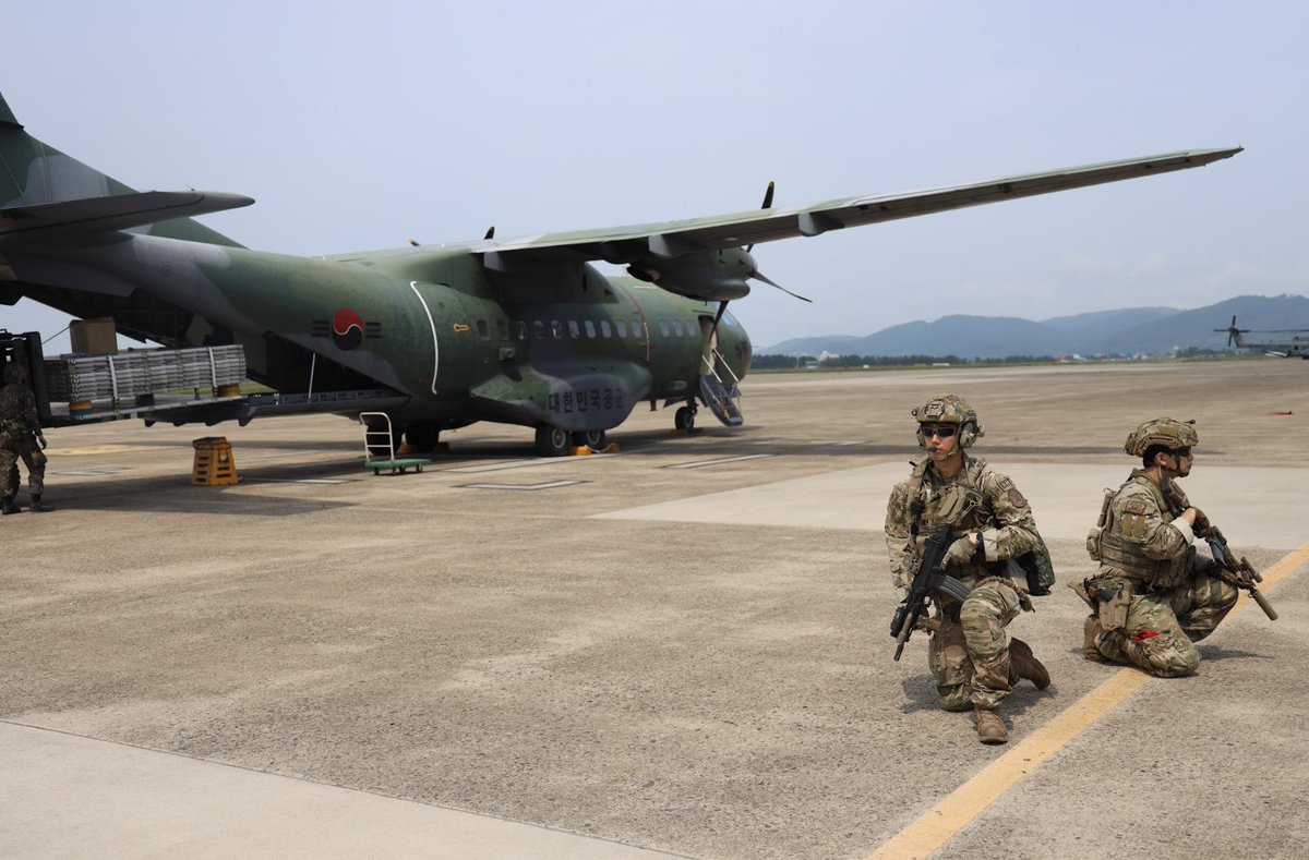USForcesKorea's tweet photo. Interoperability is our jam
Lt. Gen. John P. Sullivan, deputy commander, @US_TRANSCOM, meets with key military leaders, during joint training at the Combined Distribution Exercise 23 in Pohang.
π· Sgt. Sang Hwe Lee, @19th_ESC
@ROK_MND | #WeTrainTogether | @DeptofDefense https://t.co/G7RAqdLSq3