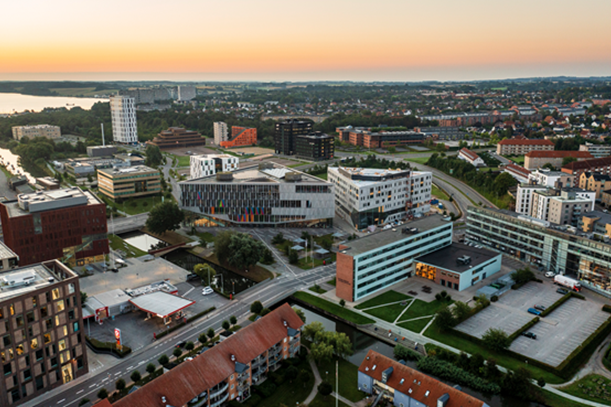 Skal studerende fra Universitet og Designskolen kunne skrive hovedopgave sammen?
I Kolding vil vi gerne skabe stærke uddannelsesmiljøer og rejser spørgsmålet om et regionalt FRI-CAMPUS?
Lørdag kl. 12 i F7, vi ses!
folkemoedet.dk/events/2023/06…
#fmdk #fmdk23 #uddannelse