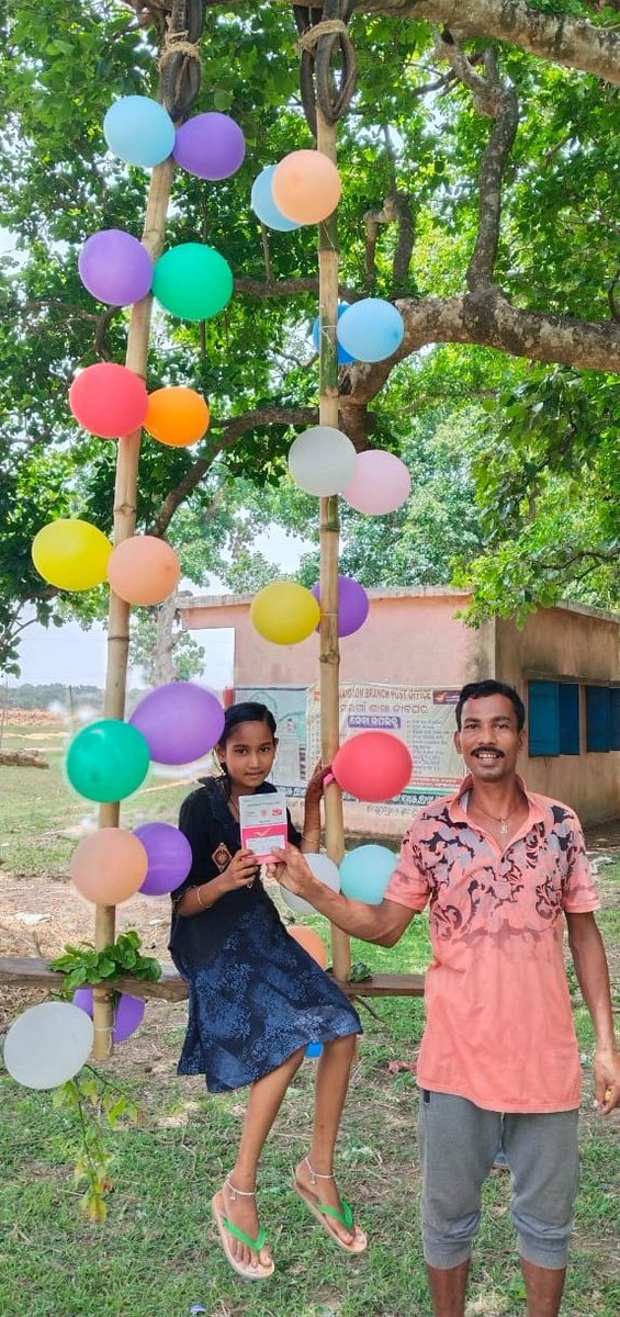 This #FestiveSeason is the #SeasonOfGifting.
Sri Manas ku Mohanta presenting #SSA passbook to her beloved girl child Apnarani mohanta on the occasion of #RajaSankranti.

#IndiaPost celebrates #RajaMahotsav with Hon'ble PM's vision of #WomenEmpowerment.