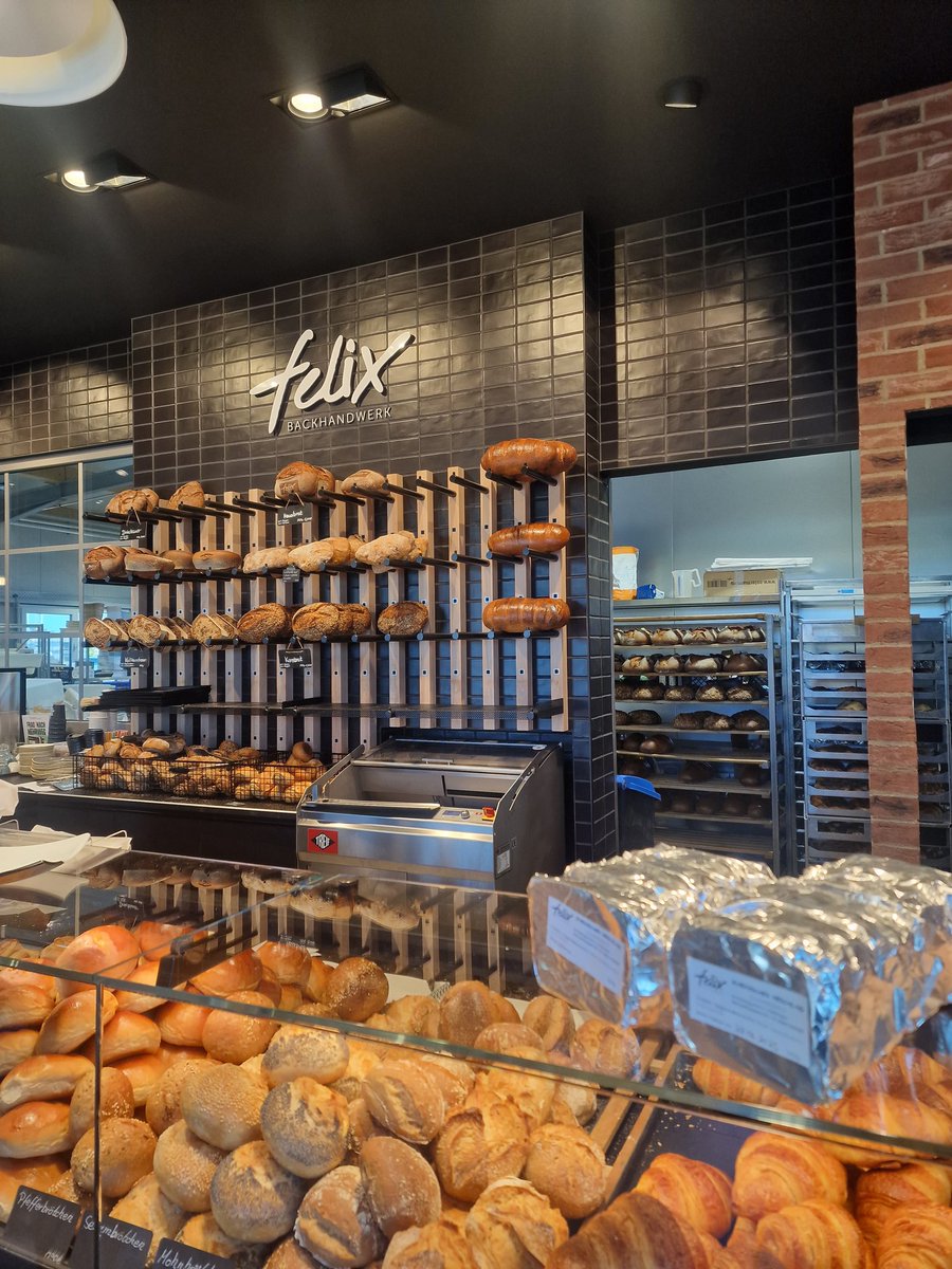 BrainergyP's tweet photo. 🍞 Leckere Neuigkeiten: Heute hat #Bäcker und Brotsommelier @FelixAbschlag seine Bäckerei @felixBackhandwerk offiziell im Brainergy Park Jülich eröffnet. Wir freuen uns schon auf die köstlichen #Backwaren und wünschen ganz viel Erfolg! https://t.co/4BZ7TeoNbe