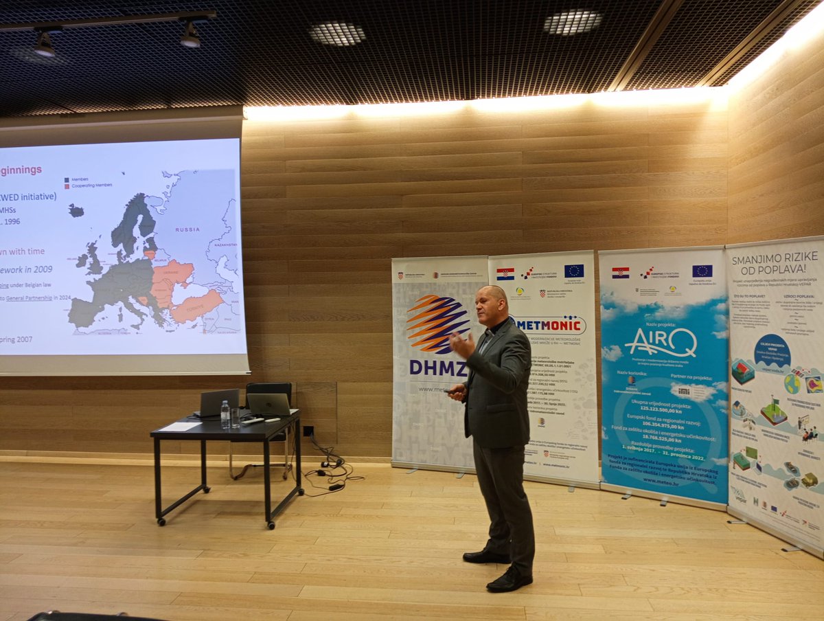 DHMZ_HR's tweet image. U tijeku je sastanak na kojem dr. Klemen Bergant, izvršni direktor EUMETNET-a, govori o aktivnostima te 🇪🇺 asocijacije nacionalnih meteo službi. @DHMZ_HR sudjeluje u gotovo svim programima EUMETNET-a, a naši će se stručnjaci upoznati s budućim planovima.
#EUMETNET  
#DHMZ