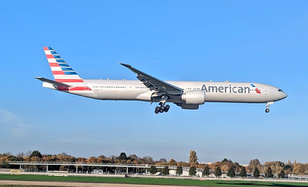 It's Thursday, it's sunny and here's a gorgeous @AmericanAir Boeing landing at LHR!

Have a good one, y'all 💋😁✈️