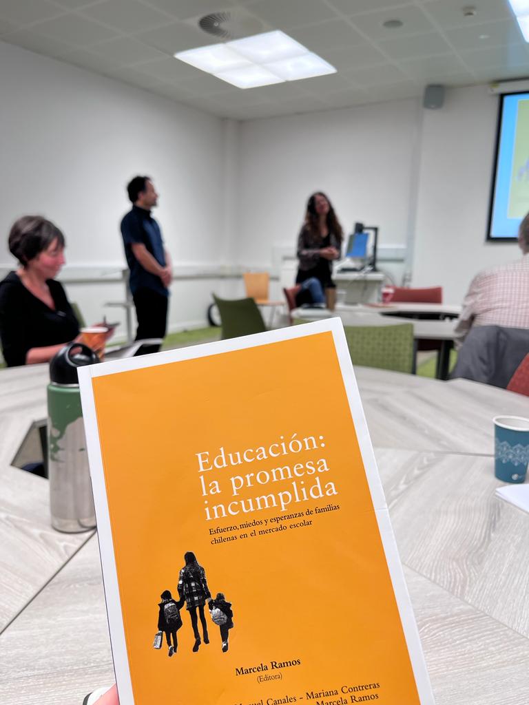 Dear colleagues and friends, yesterday we presented "Education, the broken promise: effort, fears and hopes of Chilean families in the educational market" before a great audience at the <a href="/UofGEducation/">School of Education</a>. Special thanks <a href="/MiaJPerry/">Prof Mia Perry</a> and @MThomasEdDev for  comments <a href="/cristianbellei/">Cristian Bellei</a>