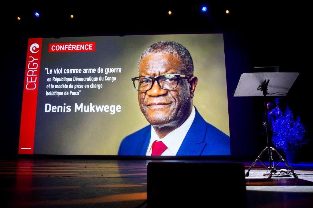 villedecergy's tweet photo. [ÉGALITÉ FEMMES-HOMMES] 🥼 Surnommé "l'homme qui répare les femmes", le célèbre docteur @DenisMukwege, chirurgien gynécologue de renommée mondiale, a fait l'honneur de venir à #Cergy pour une conférence exceptionnelle, le mardi 6 juin au sein de notre salle de spectacle @Ledouzecergy.

🗣️ La conférence "Le viol comme arme de guerre en République démocratique du #Congo et le modèle de prise en charge holistique de #Panzi" a remporté un vif succès auprès du public puisque les 500 places ont été réservées en moins de 48h !

▶️ Pour voir ou revoir cette conférence en intégralité : https://t.co/T5hkD5hXBG

📷 Retrouvez également toutes les #photos de cette soirée unique sur notre site Internet : https://t.co/1g00VgRNLr