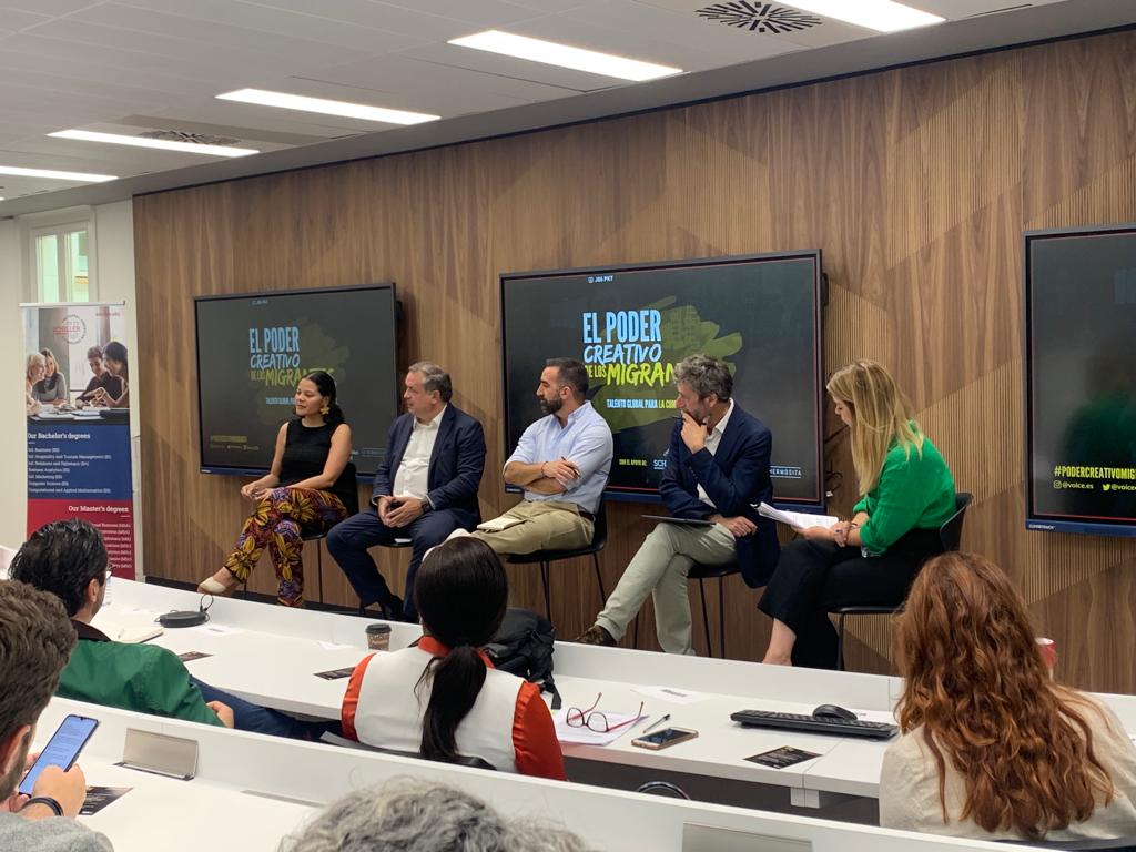 voicees_'s tweet photo. Ahora iniciamos el panel "La transversalidad y potencial del talento global" con Francisco @franciscopolo, Narciso Casado @CeibEmpresarios, Natalia Bayona @NataliaBayona, José Moises Martón @jmoisesmartin. Pregunta @MariaMartinD #PoderCreativodeLosMigrantes. https://t.co/NTu9Pnpfl2