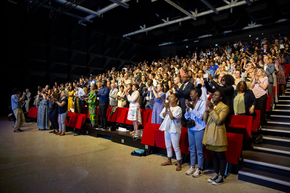villedecergy's tweet photo. [ÉGALITÉ FEMMES-HOMMES] 🥼 Surnommé "l'homme qui répare les femmes", le célèbre docteur @DenisMukwege, chirurgien gynécologue de renommée mondiale, a fait l'honneur de venir à #Cergy pour une conférence exceptionnelle, le mardi 6 juin au sein de notre salle de spectacle @Ledouzecergy.

🗣️ La conférence "Le viol comme arme de guerre en République démocratique du #Congo et le modèle de prise en charge holistique de #Panzi" a remporté un vif succès auprès du public puisque les 500 places ont été réservées en moins de 48h !

▶️ Pour voir ou revoir cette conférence en intégralité : https://t.co/T5hkD5hXBG

📷 Retrouvez également toutes les #photos de cette soirée unique sur notre site Internet : https://t.co/1g00VgRNLr