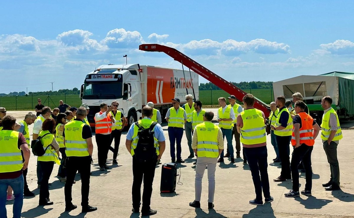 FarmTrans's tweet photo. A week ago we attended the @Europatat Congress in Gdansk, Poland, hosted by the Polish Potato Federation (federacjaziemniaka). Read more:
https://t.co/7WAQ0k0Tnl
#FarmTrans #drivingfoodforward #transport #logistics #EuropatatCongress2023 #potatotransport https://t.co/aiPKlamU8m