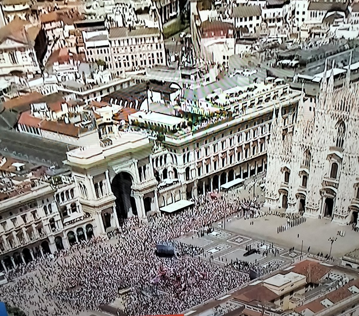 A sinistra la folla presente ai funerali di Enrico Berlinguer ( un milione e mezzo di persone).
A destra i 15.000 presenti ai funerali di Berlusconi.
#luttonazionale