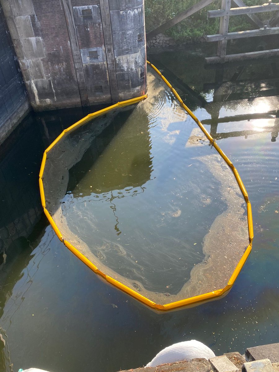OVDW_Peter's tweet photo. De Wilhelminasluis is weer beschikbaar. De verontreiniging is verzameld en geruimd. De olieabsorberende worsten blijven nog even liggen zodat ze ook het laatste restje ‘opzuigen’ @Rijkswaterstaat @RWS_ZN https://t.co/4hmf9HyG9y