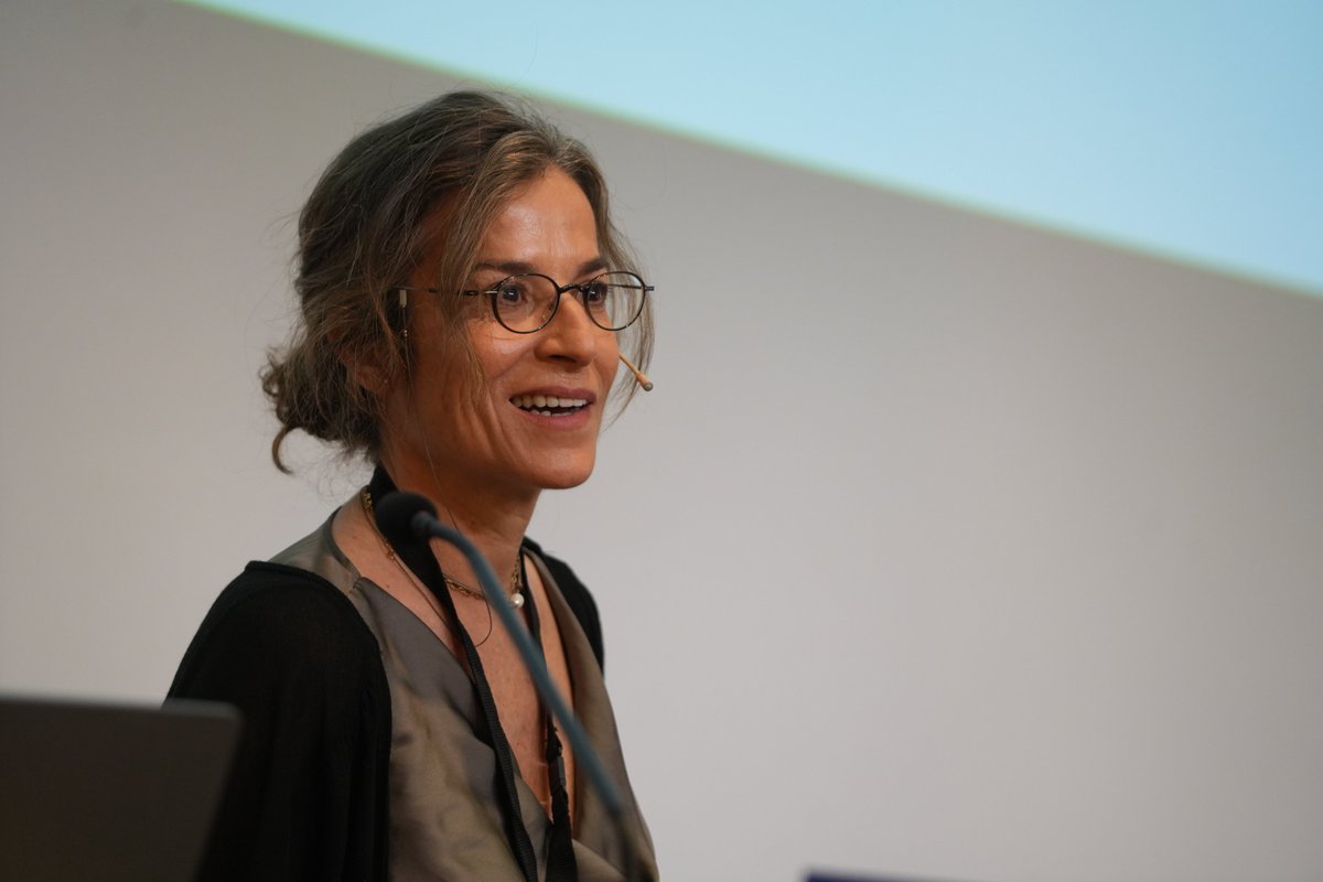 vlcinnovation's tweet photo. ICC 🟣 Victoria de Pereda, consultora de sostenibilitat, parla dels beneficis de materials #sostenibles per a la indústria creativa, com ara la palla de ségol, entre d'altres.
#FEC4 #LasNavesICC #ICC #economia #foro #MissionsValència https://t.co/TAQJKVzT1L