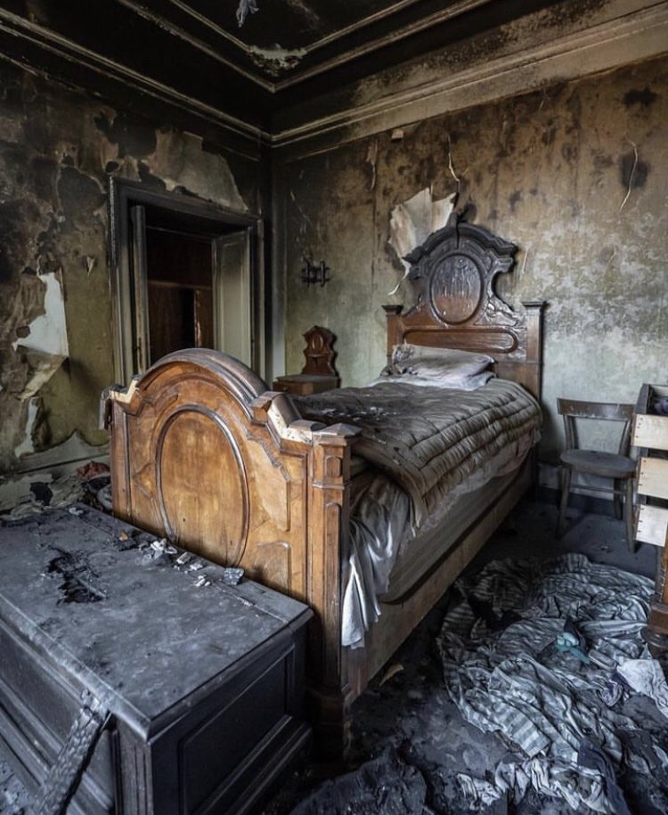Suddenly, I woke up from the dream and slept for a hundred years…..#oldhouses #mysterious #ghosts #WritingCommunity #amwriting #hauntedhouses #spookymansions #books #history #poetry #enchantment
