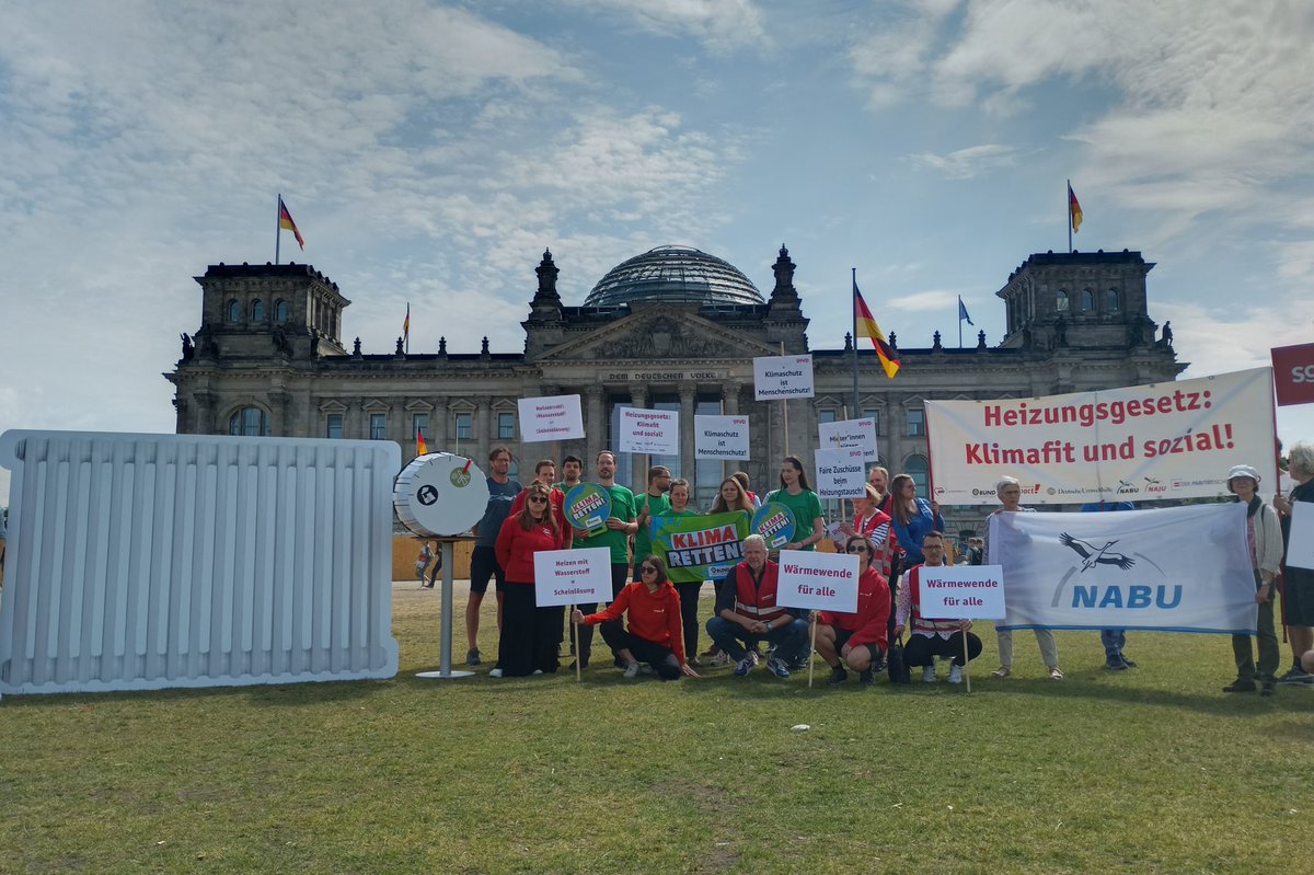 Gemeinsam mit vielen anderen machen wir vor dem Bundestag klar: Wir brauchen ein klimafites und soziales #Heizungsgesetz!