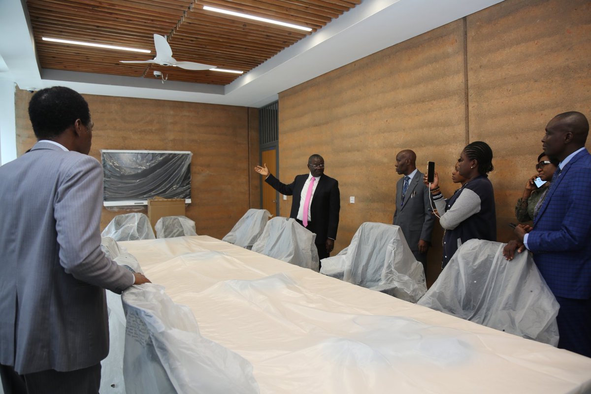 acegid_igh's tweet photo. The Vice Chancellor of @RedeemersUni, Prof. Anthony Akinlo, made an official visit to the @acegid Genomics Centre with the university management team &amp; other leaders.

@christian_happi received them &amp; appreciated the University leadership &amp; community. He then showed them around. https://t.co/lg5UNq0dgv