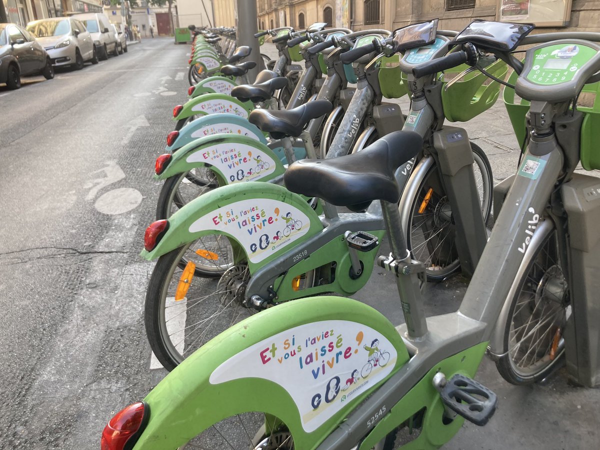 MathildePanot's tweet photo. Pour la 2eme fois en moins d’un mois, les @Velib de Paris sont dégradés par une abjecte campagne anti-IVG.

Combien de temps l’extrême droite pourra s’attaquer en toute impunité au droit fondamental des femmes à disposer de leur corps ? 

Le droit à l’#IVG doit être constitutionnalisé et protégé !