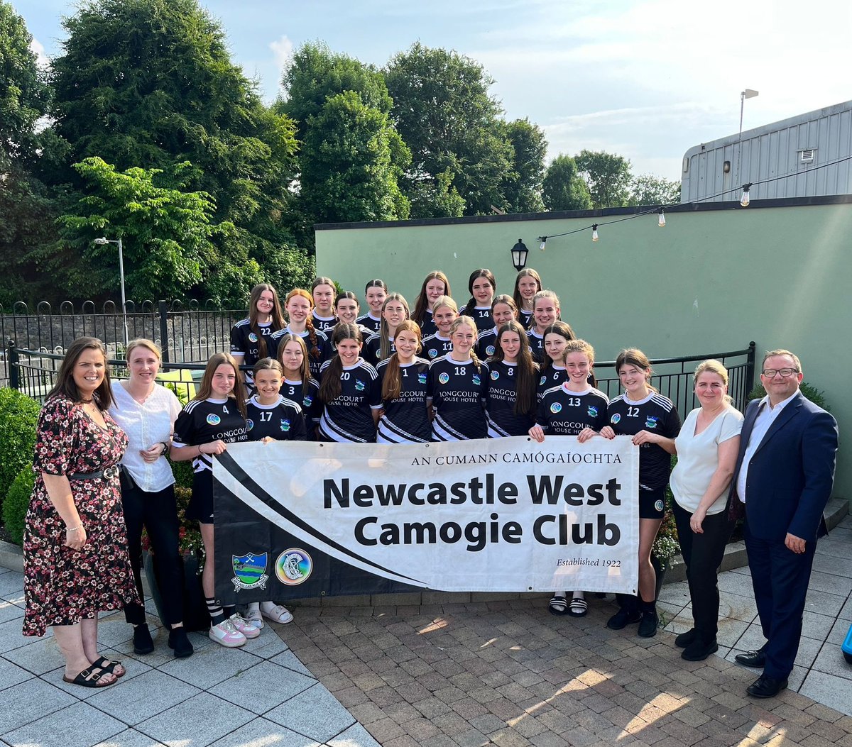 🏁New Jerseys🏁

A big thank you to @LongcourtHH who kindly sponsored our Féile & U16 team a fab set of @sports_cobi
jerseys.⚫⚪⚫⚪

@NCWGAA
@LimCamogie

#newjerseys #newcastlewestcamogie #magpiesforlife
#camogiegirls #thankyouforyoursupport
#supportlocalbusiness #newcastlewest