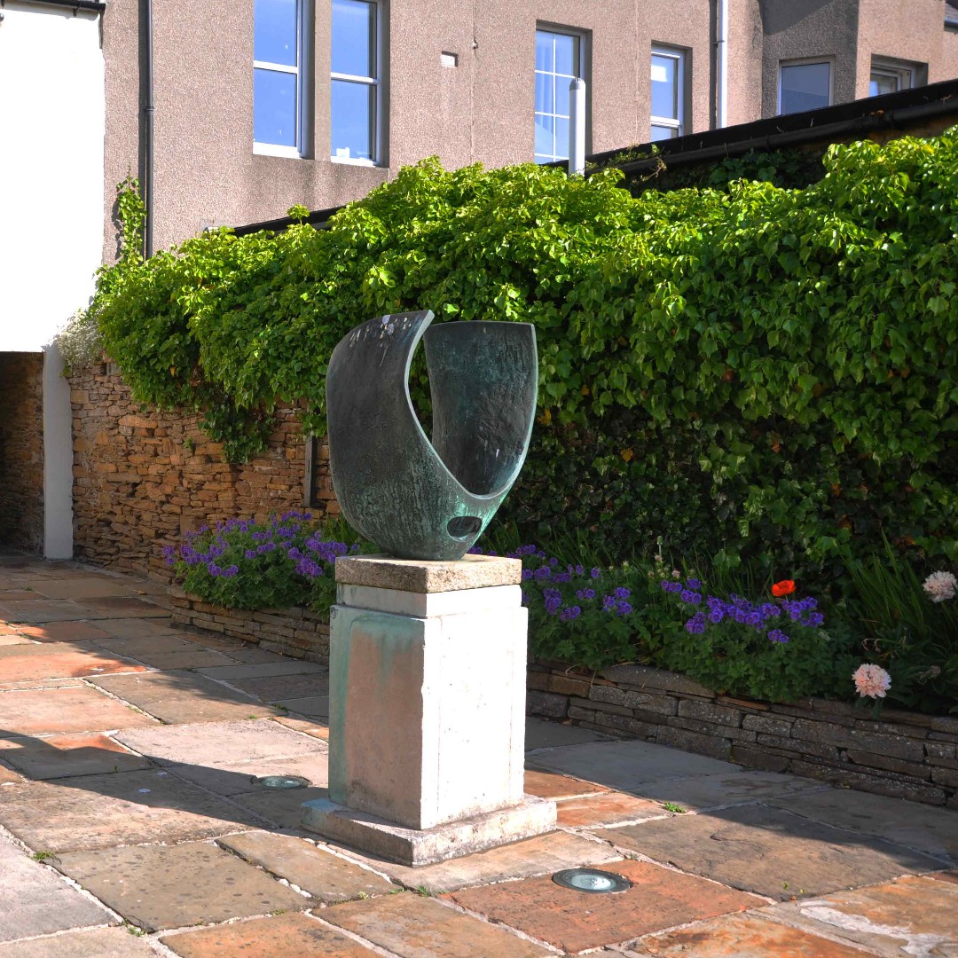 Another day of glorious sunshine in Stromness. Doesn't Curved Form (Trevalgan) by Barbara Hepworth look amazing on our pier today?

Feel free to share your sunny pics in comments below.

#PierArtsCentre #stromness #Orkney #sunshine