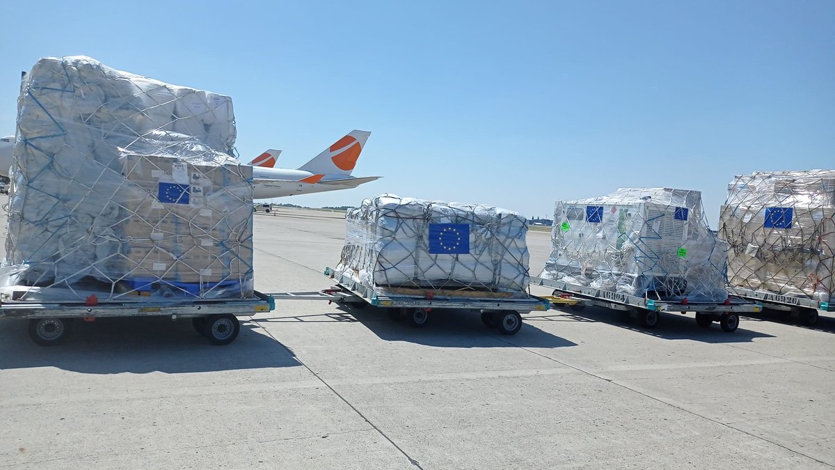 As more Sudanese people flee to Chad, the 2nd flight of our 🇪🇺 humanitarian air bridge to N’Djamena has landed last night.

It brings 90 tonnes of vital supplies for @Intersos @HIASrefugees @UNICEF @Refugees @CroixRouge @ACF_France.

Thanks to @MSBse for contributing. 🙏