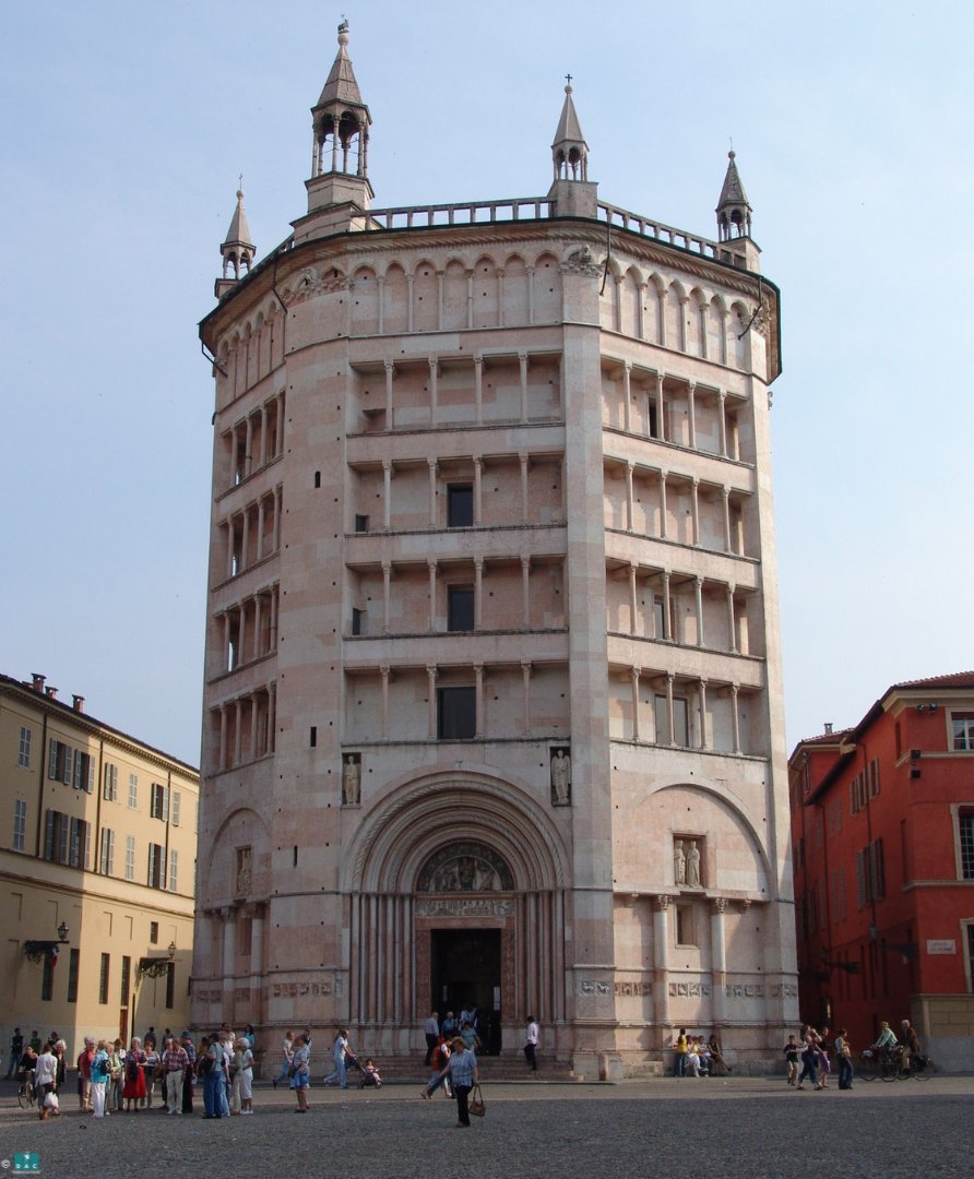 #Baptisterio de #Parma, #BenedettoAntelami. 1196-1270. @ComuneParma  @enricosolmi 
Su #rquitecto es de los pocos artistas del s.XIII de los que se conoce su nombre, y se sabe muy poco de su vida personal. La autoría se designa por una inscripción en la puerta de acceso. #DAC