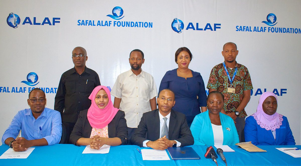 alaf_ltd's tweet photo. 📚 ALAF Limited kupitia SAFAL-ALAF Foundation yatoa vitabu 200 vya washindi wa Tuzo ya Kiswahili ya SAFAL-Cornell ya Fasihi ya Afrika, kwa Chuo Kikuu cha Dar es Salaam! 🏛️ Huu ni mwanzo tu, kwani tumechapisha nakala 2000 kwa jumla. #ALAFLimited #SAFALALAFFoundation #SAFALCornell https://t.co/6LXDKoo4ov