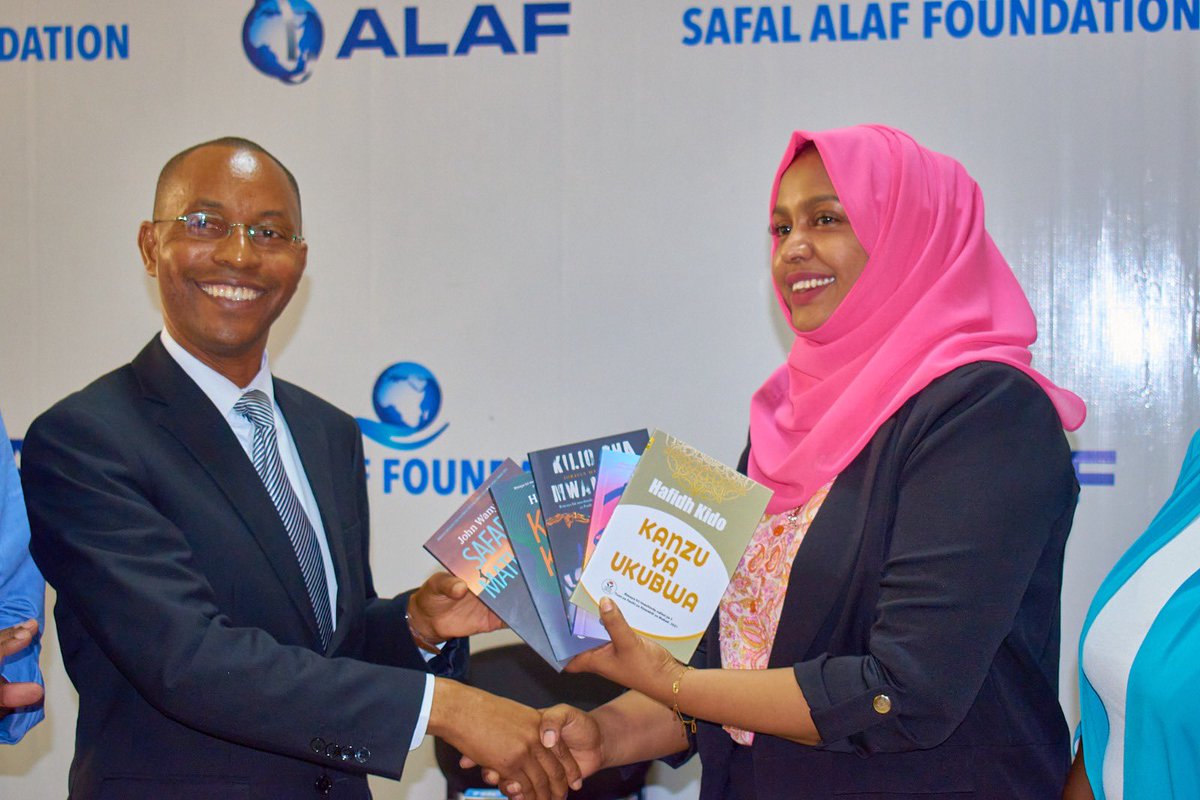 alaf_ltd's tweet photo. 📚 ALAF Limited kupitia SAFAL-ALAF Foundation yatoa vitabu 200 vya washindi wa Tuzo ya Kiswahili ya SAFAL-Cornell ya Fasihi ya Afrika, kwa Chuo Kikuu cha Dar es Salaam! 🏛️ Huu ni mwanzo tu, kwani tumechapisha nakala 2000 kwa jumla. #ALAFLimited #SAFALALAFFoundation #SAFALCornell https://t.co/6LXDKoo4ov