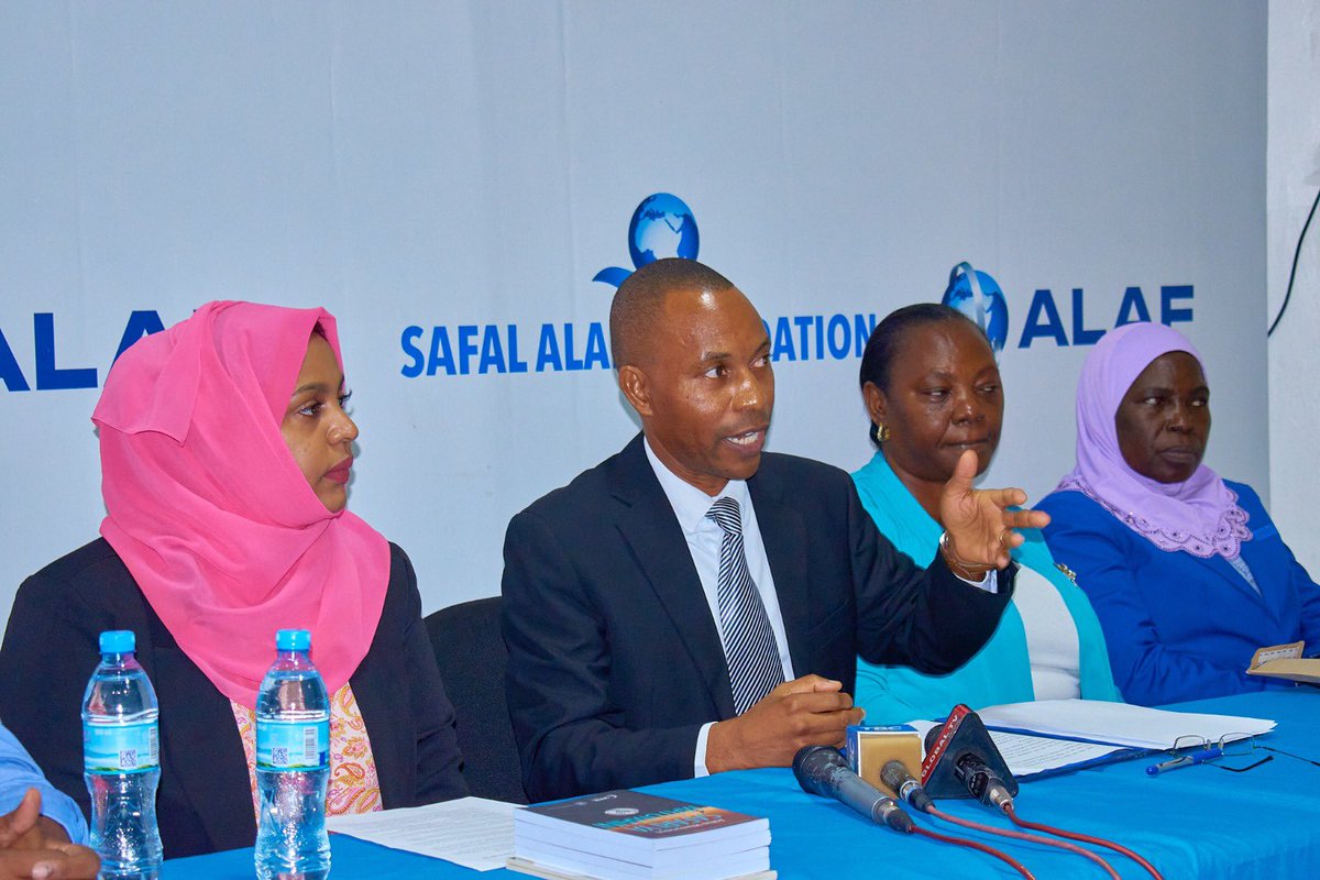 alaf_ltd's tweet photo. 📚 ALAF Limited kupitia SAFAL-ALAF Foundation yatoa vitabu 200 vya washindi wa Tuzo ya Kiswahili ya SAFAL-Cornell ya Fasihi ya Afrika, kwa Chuo Kikuu cha Dar es Salaam! 🏛️ Huu ni mwanzo tu, kwani tumechapisha nakala 2000 kwa jumla. #ALAFLimited #SAFALALAFFoundation #SAFALCornell https://t.co/6LXDKoo4ov